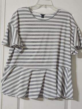 Nwot 🌞🌞🌞Women’s Striped Peplum Top - Gray & White